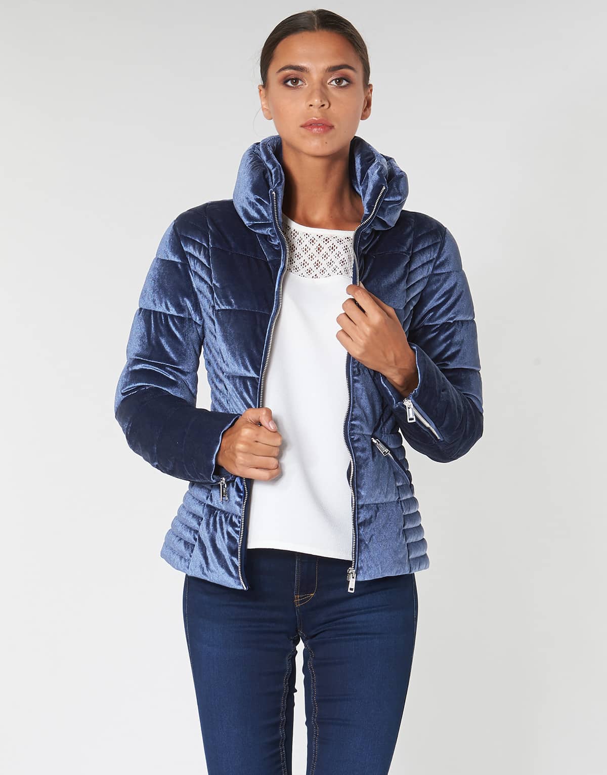 modrá prošívaná bunda