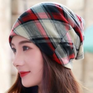 kostkovaná dámská čepice na podzim